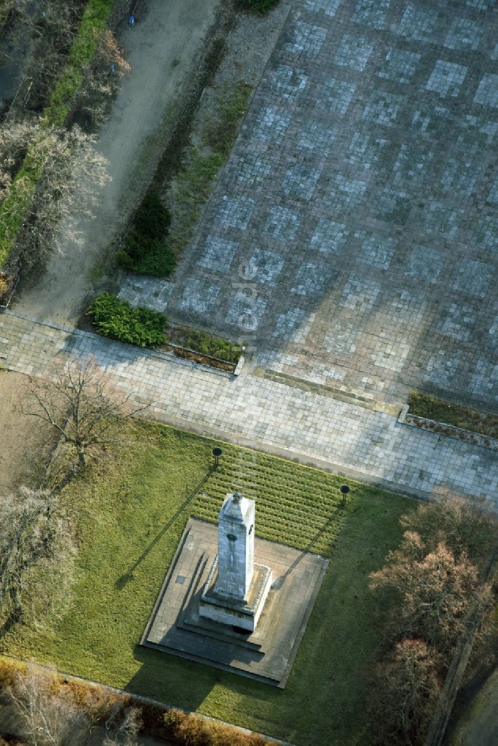 Luftaufnahme Eisenhüttenstadt - Geschichts- Denkmal des russisch- sowjetischen Ehrenmahles am Platz des Gedenkens in Eisenhüttenstadt im Bundesland Brandenburg