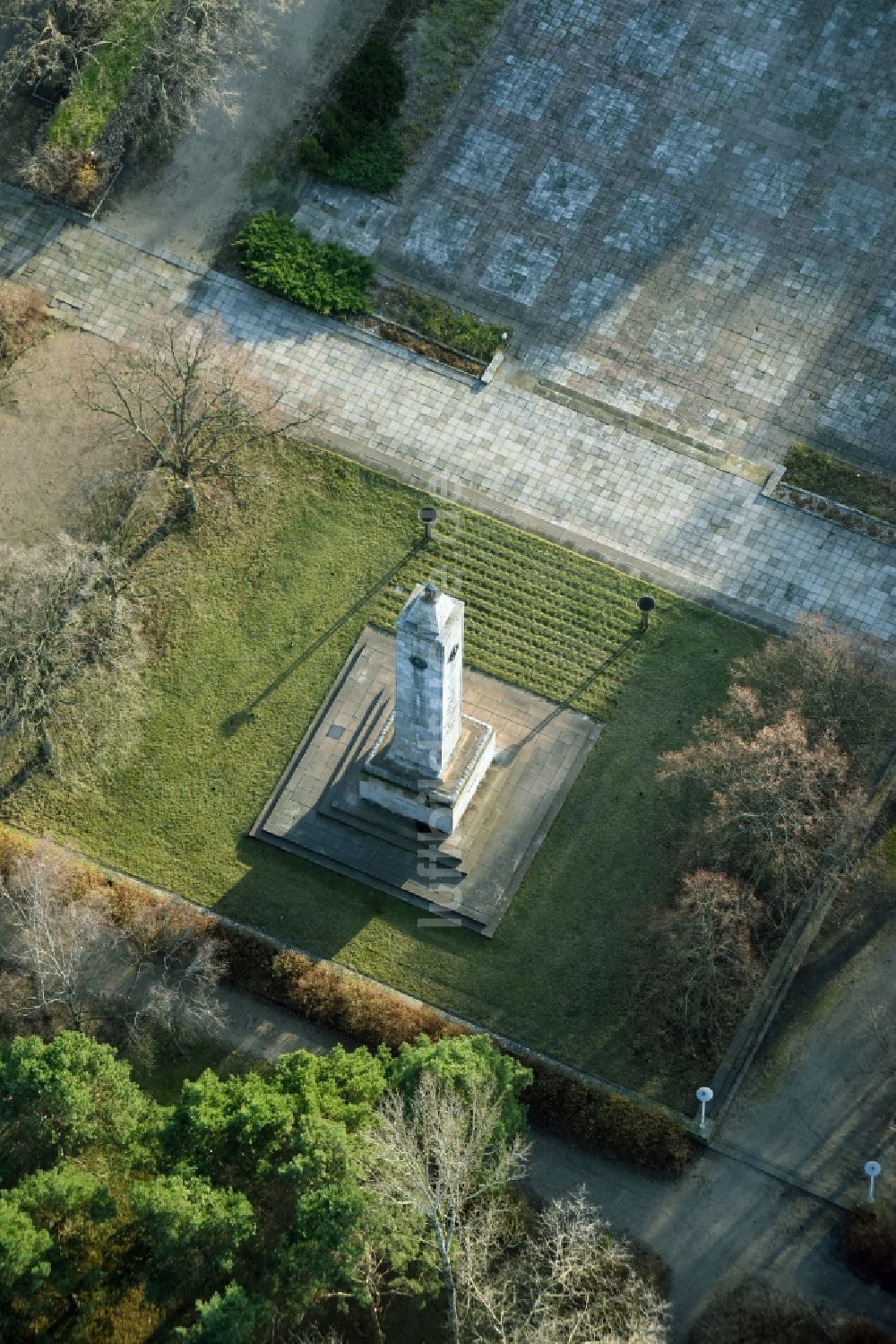 Eisenhüttenstadt von oben - Geschichts- Denkmal des russisch- sowjetischen Ehrenmahles am Platz des Gedenkens in Eisenhüttenstadt im Bundesland Brandenburg