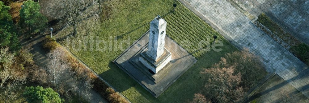 Eisenhüttenstadt aus der Vogelperspektive: Geschichts- Denkmal des russisch- sowjetischen Ehrenmahles am Platz des Gedenkens in Eisenhüttenstadt im Bundesland Brandenburg