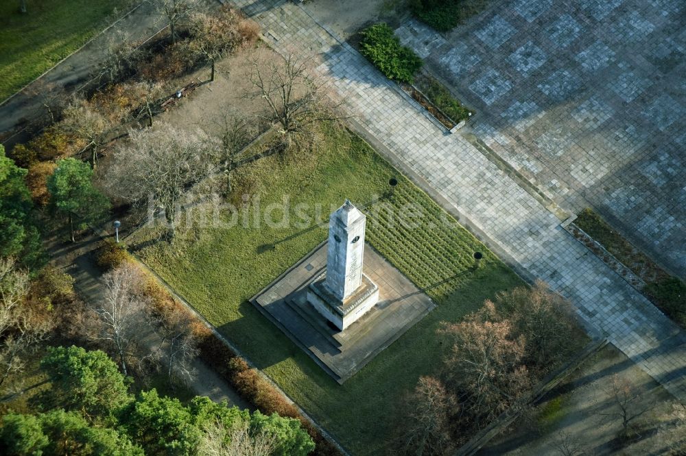 Luftbild Eisenhüttenstadt - Geschichts- Denkmal des russisch- sowjetischen Ehrenmahles am Platz des Gedenkens in Eisenhüttenstadt im Bundesland Brandenburg