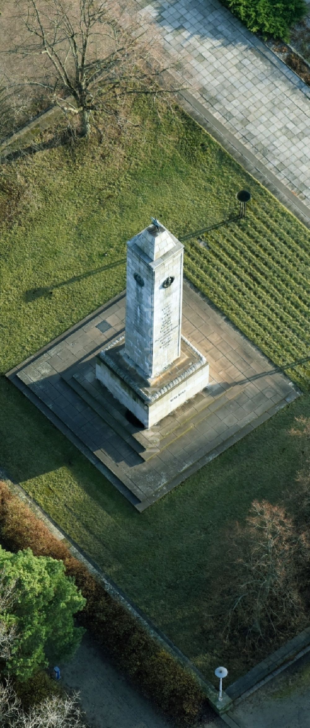 Luftaufnahme Eisenhüttenstadt - Geschichts- Denkmal des russisch- sowjetischen Ehrenmahles am Platz des Gedenkens in Eisenhüttenstadt im Bundesland Brandenburg