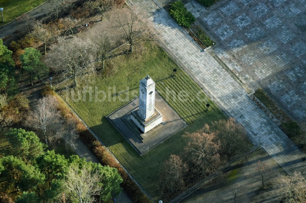 Eisenhüttenstadt von oben - Geschichts- Denkmal des russisch- sowjetischen Ehrenmahles am Platz des Gedenkens in Eisenhüttenstadt im Bundesland Brandenburg