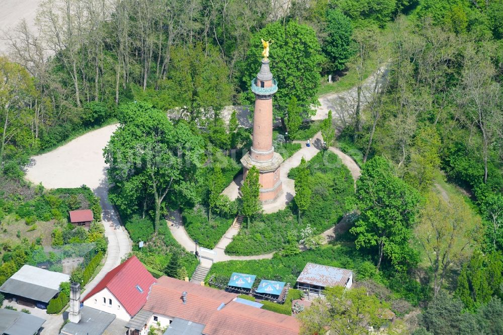 Hakenberg aus der Vogelperspektive: Geschichts- Denkmal Siegessäule in Hakenberg im Bundesland Brandenburg, Deutschland