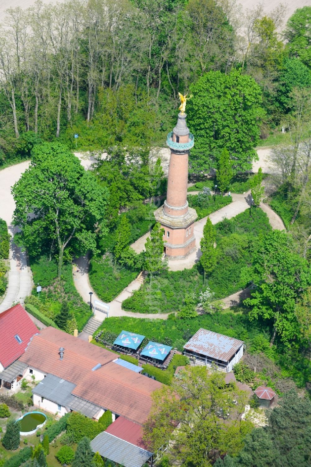 Luftbild Hakenberg - Geschichts- Denkmal Siegessäule in Hakenberg im Bundesland Brandenburg, Deutschland