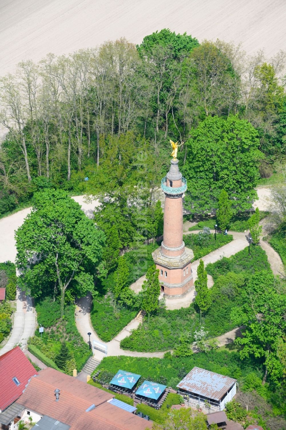 Luftaufnahme Hakenberg - Geschichts- Denkmal Siegessäule in Hakenberg im Bundesland Brandenburg, Deutschland