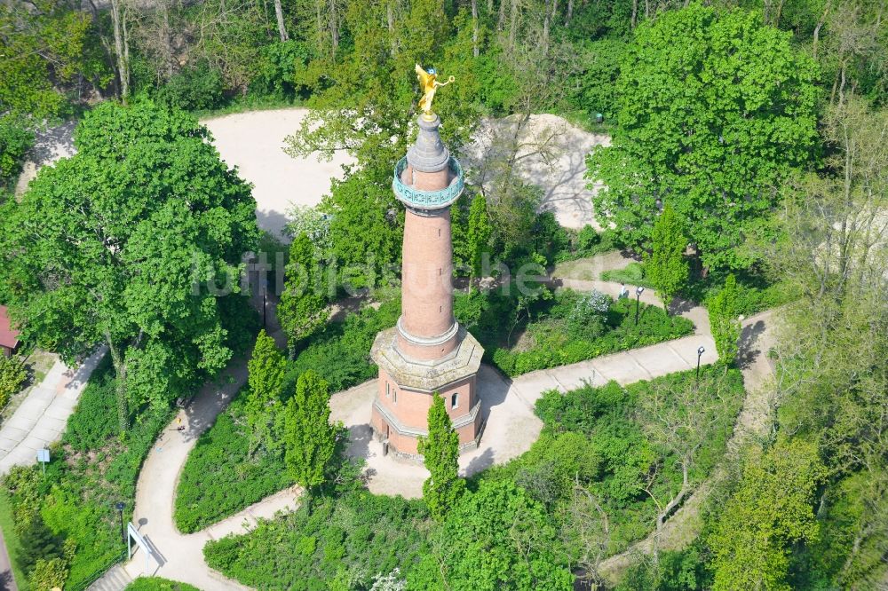 Hakenberg von oben - Geschichts- Denkmal Siegessäule in Hakenberg im Bundesland Brandenburg, Deutschland