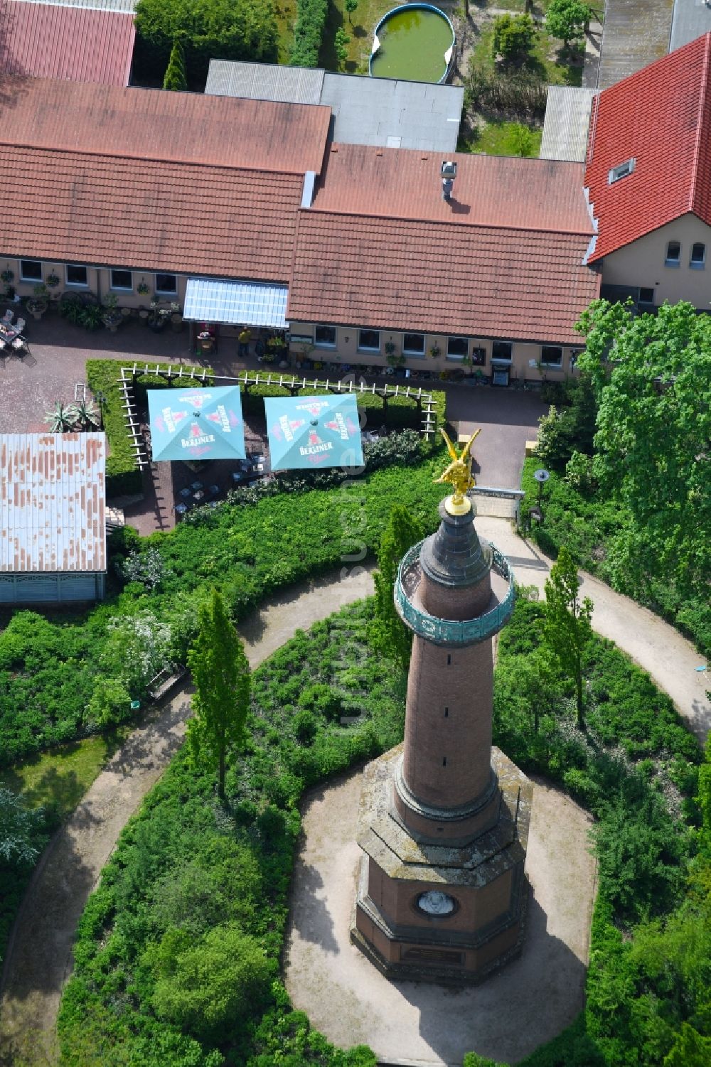 Hakenberg aus der Vogelperspektive: Geschichts- Denkmal Siegessäule in Hakenberg im Bundesland Brandenburg, Deutschland