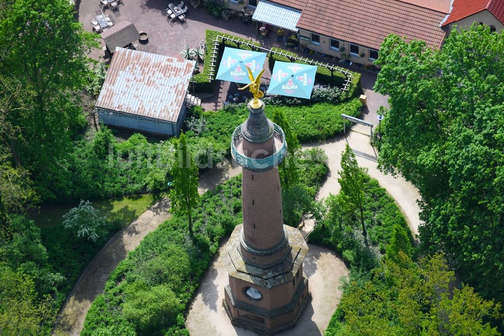 Luftaufnahme Hakenberg - Geschichts- Denkmal Siegessäule in Hakenberg im Bundesland Brandenburg, Deutschland