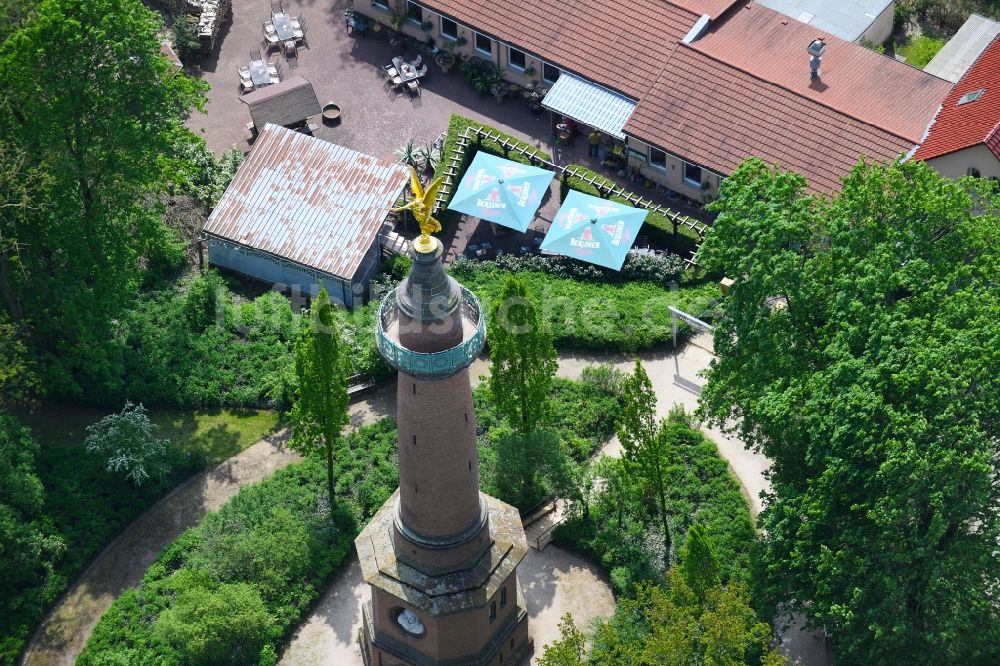 Hakenberg von oben - Geschichts- Denkmal Siegessäule in Hakenberg im Bundesland Brandenburg, Deutschland