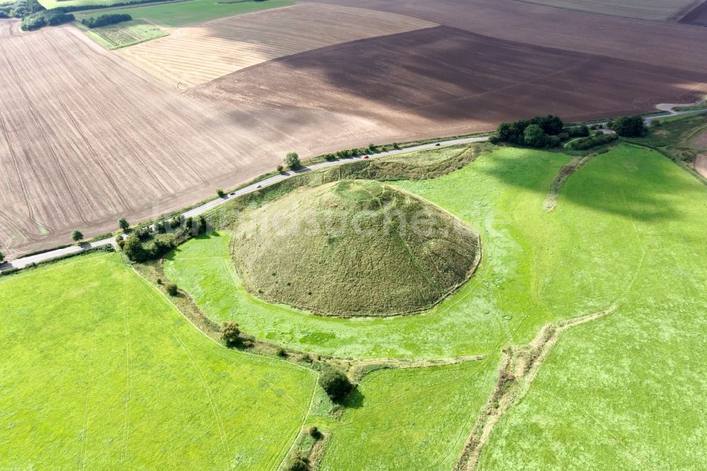 Luftbild Beckhampton - Geschichts- Denkmal Silbury Hill English Heritage in Beckhampton in Vereinigtes Königreich