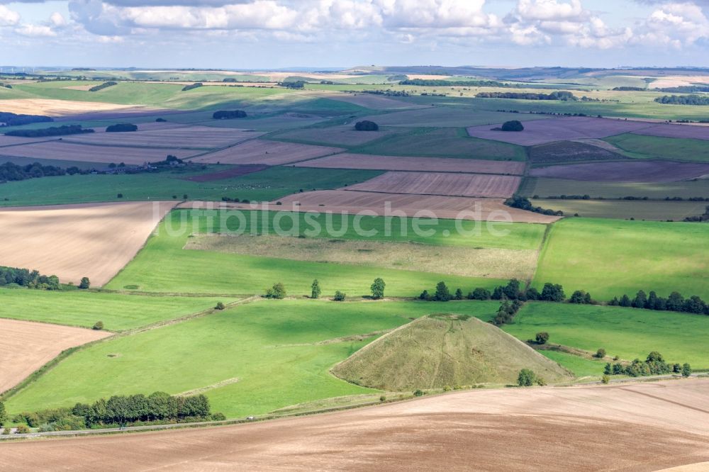 Beckhampton aus der Vogelperspektive: Geschichts- Denkmal Silbury Hill English Heritage in Beckhampton in Vereinigtes Königreich