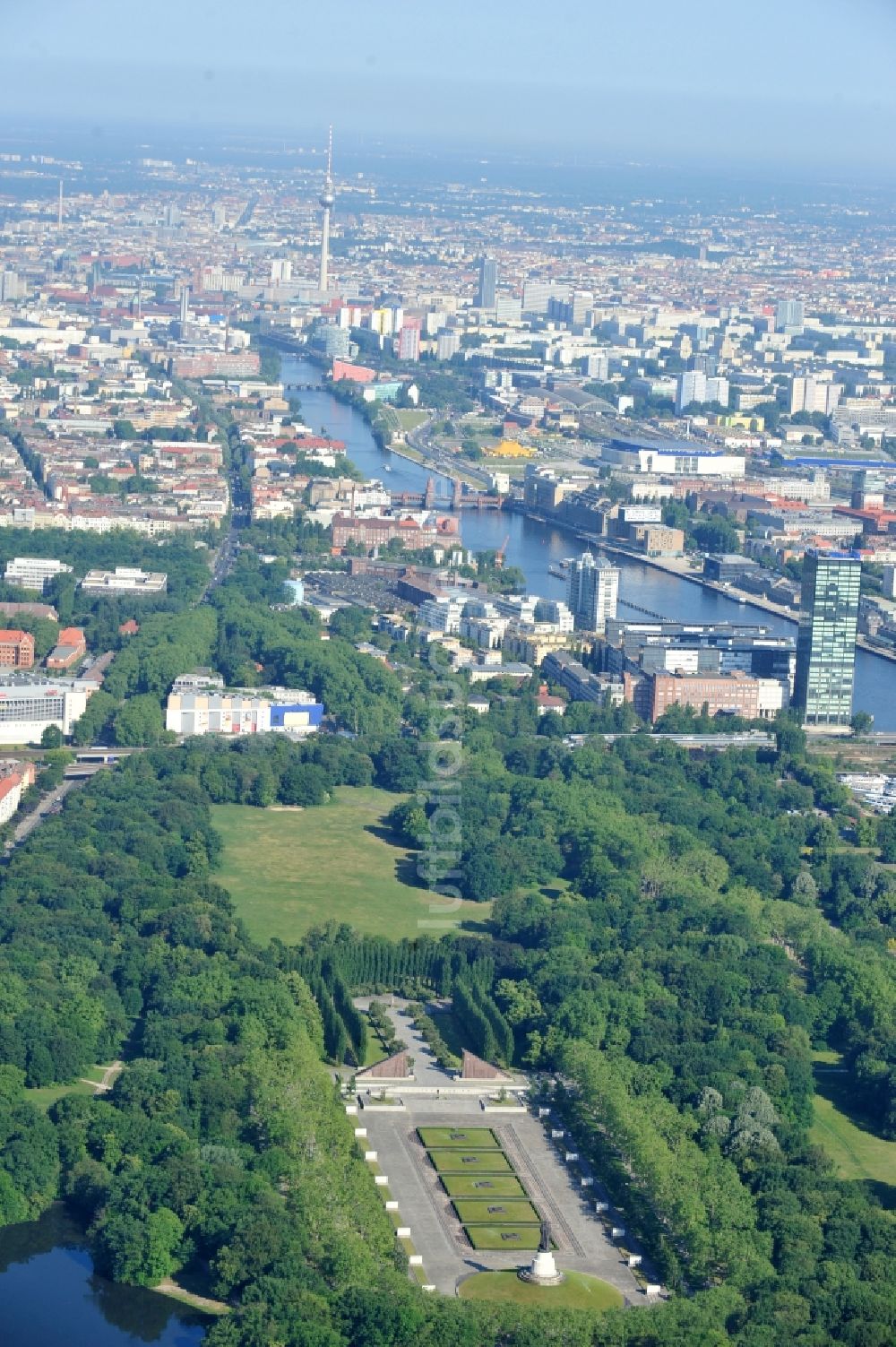 Berlin aus der Vogelperspektive: Geschichts- Denkmal Sowjetisches Ehrenmal Treptow in Berlin, Deutschland