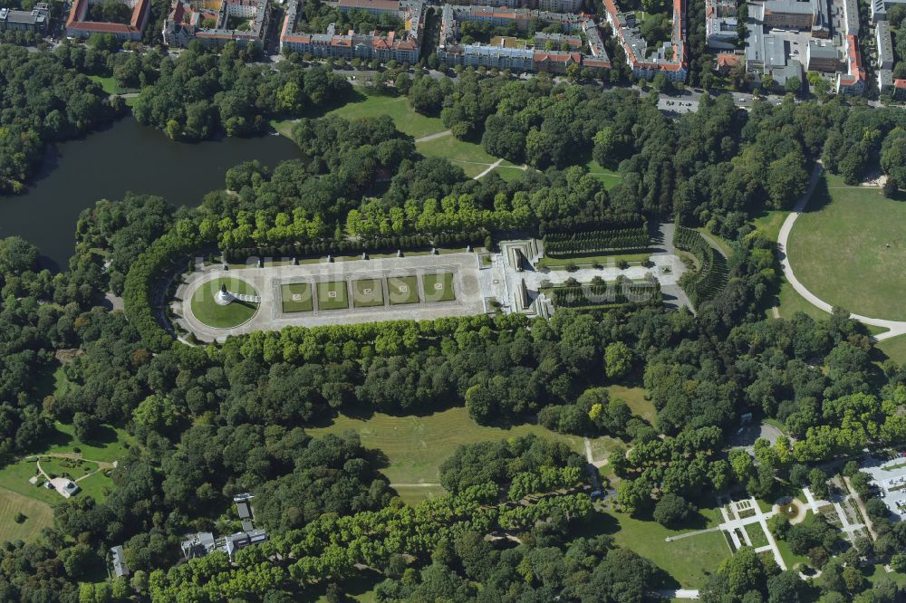 Berlin aus der Vogelperspektive: Geschichts- Denkmal Sowjetisches Ehrenmal Treptow in Berlin, Deutschland