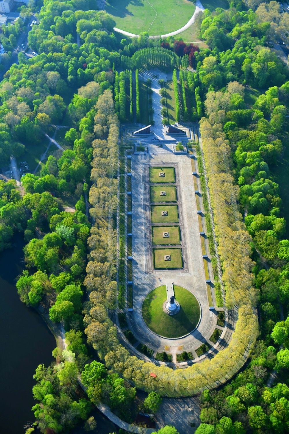 Luftbild Berlin - Geschichts- Denkmal Sowjetisches Ehrenmal Treptow in Berlin, Deutschland