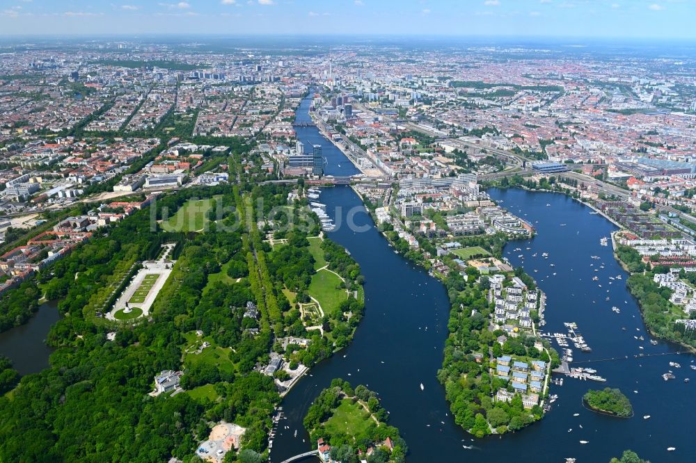 Luftbild Berlin - Geschichts- Denkmal Sowjetisches Ehrenmal Treptow in Berlin, Deutschland