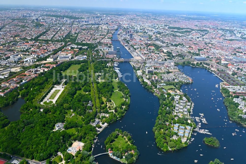 Luftaufnahme Berlin - Geschichts- Denkmal Sowjetisches Ehrenmal Treptow in Berlin, Deutschland