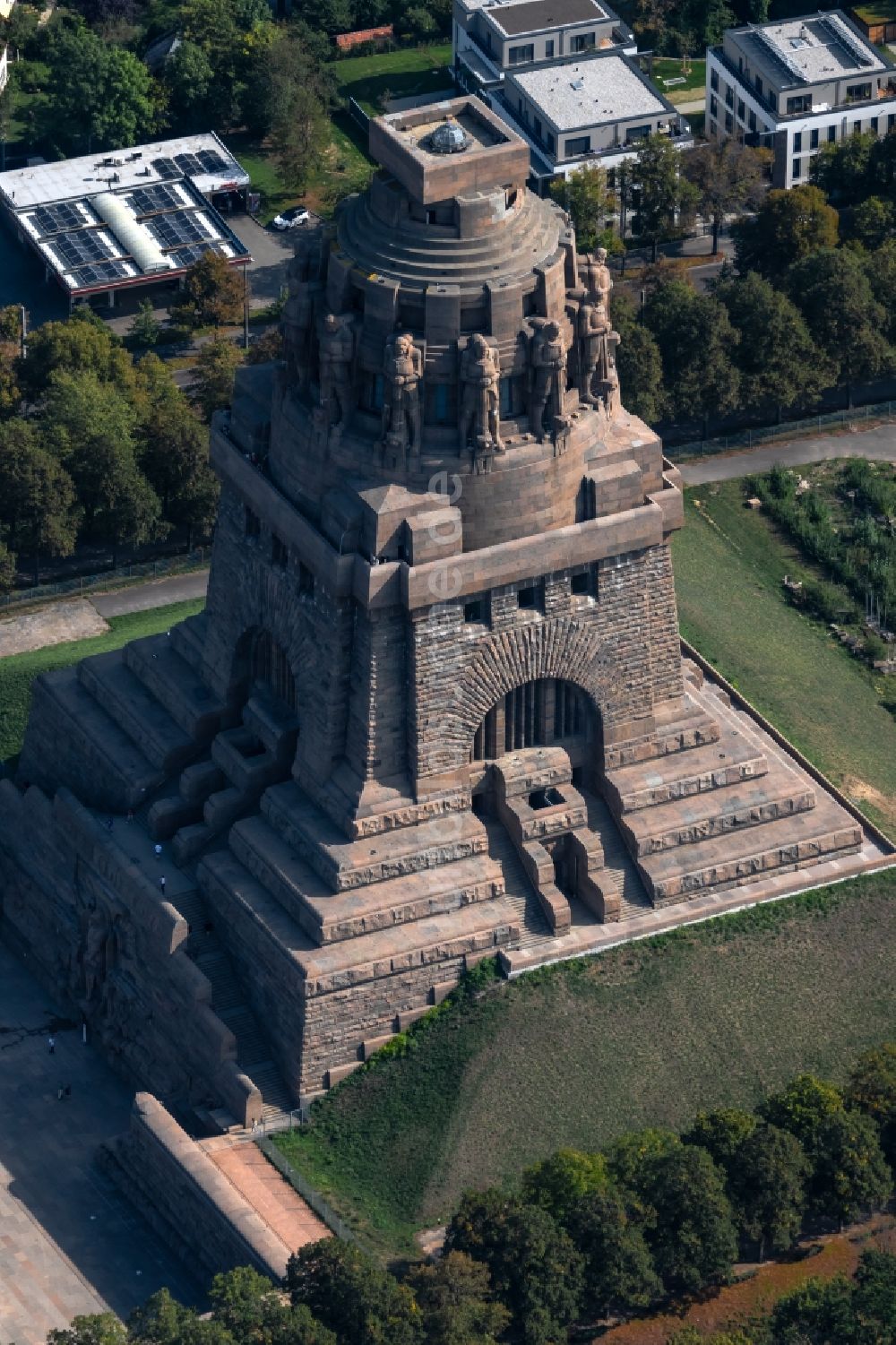 Luftaufnahme Leipzig - Geschichts- Denkmal Völkerschlachtdenkmal in Leipzig im Bundesland Sachsen, Deutschland