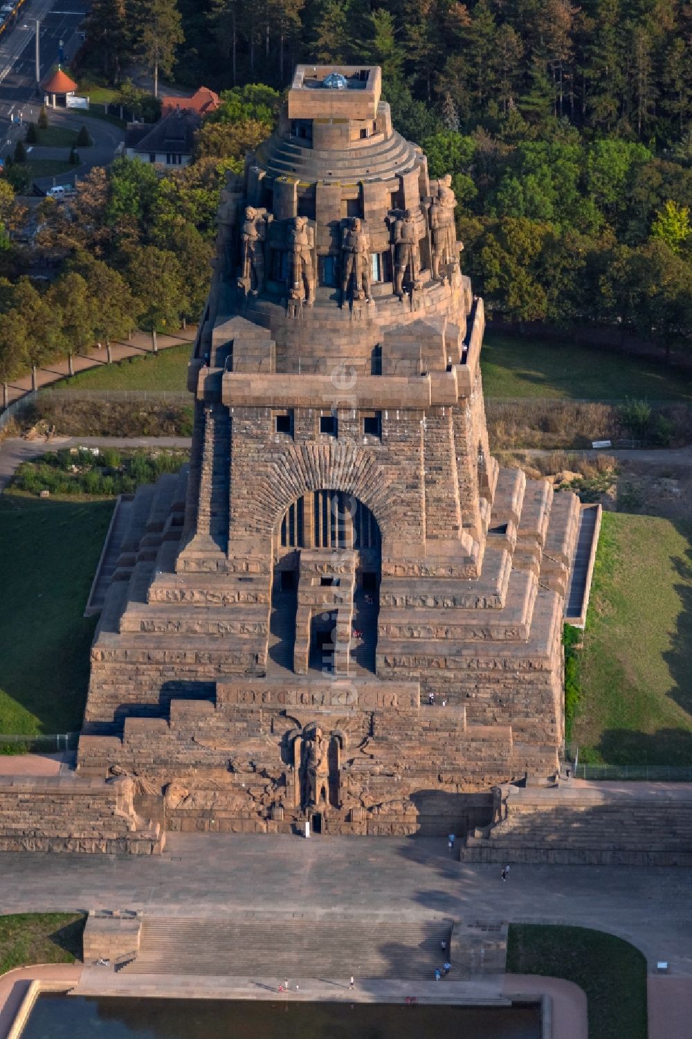 Leipzig aus der Vogelperspektive: Geschichts- Denkmal Völkerschlachtdenkmal in Leipzig im Bundesland Sachsen, Deutschland