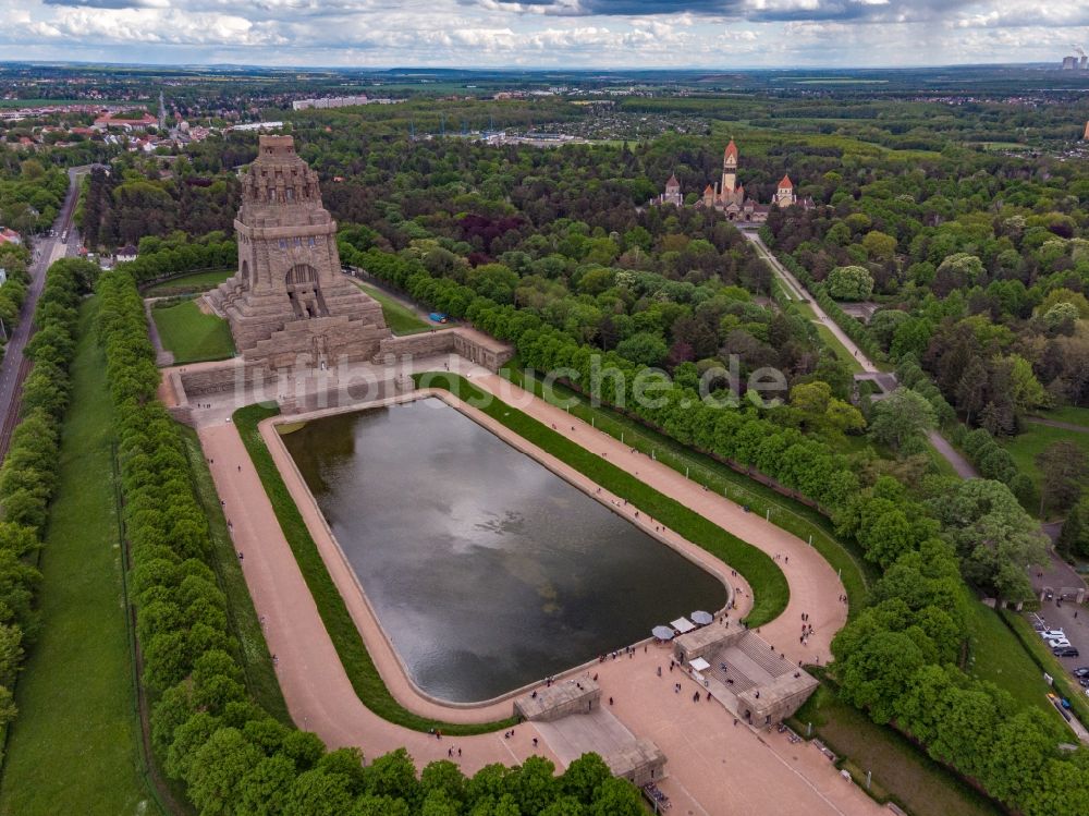 Luftaufnahme Leipzig - Geschichts- Denkmal Völkerschlachtdenkmal an der Straße des 18. Oktober in Leipzig im Bundesland Sachsen, Deutschland