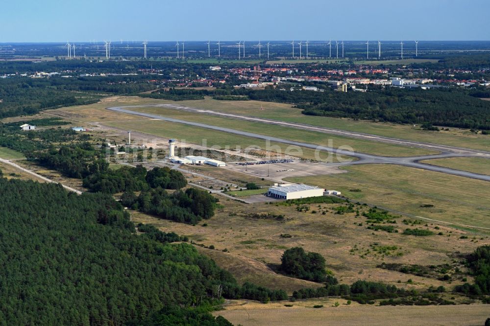 Luftaufnahme Parchim - Gesperrte Startbahn auf dem Gelände des ehemaligen Flughafen im Ortsteil Slate in Parchim im Bundesland Mecklenburg-Vorpommern, Deutschland