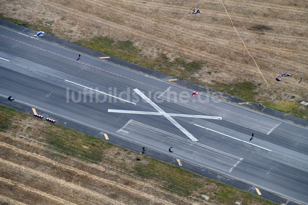 Luftaufnahme Berlin - Gesperrte Startbahn auf dem Gelände des ehemaligen Flughafen auf dem Tempelhofer Feld im Ortsteil Tempelhof in Berlin, Deutschland