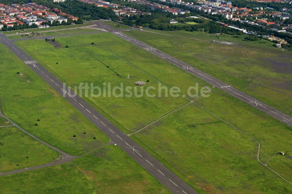 Luftbild Berlin - Gesperrte Startbahn auf dem Gelände des ehemaligen Flughafen auf dem Tempelhofer Feld im Ortsteil Tempelhof in Berlin, Deutschland