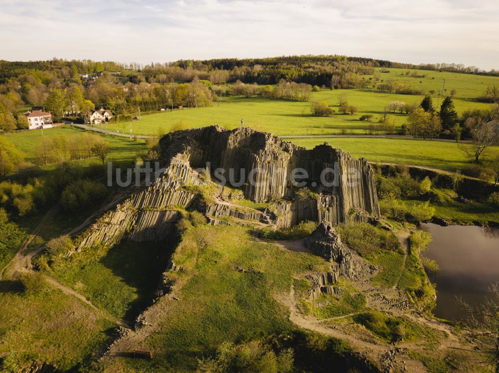 Kamenicky Senov von oben - Gesteinsformation Herrnhausfelsen oder Herrenhausfelsen in Kamenicky Senov in Liberecky kraj - Reichenberger Region, Tschechien