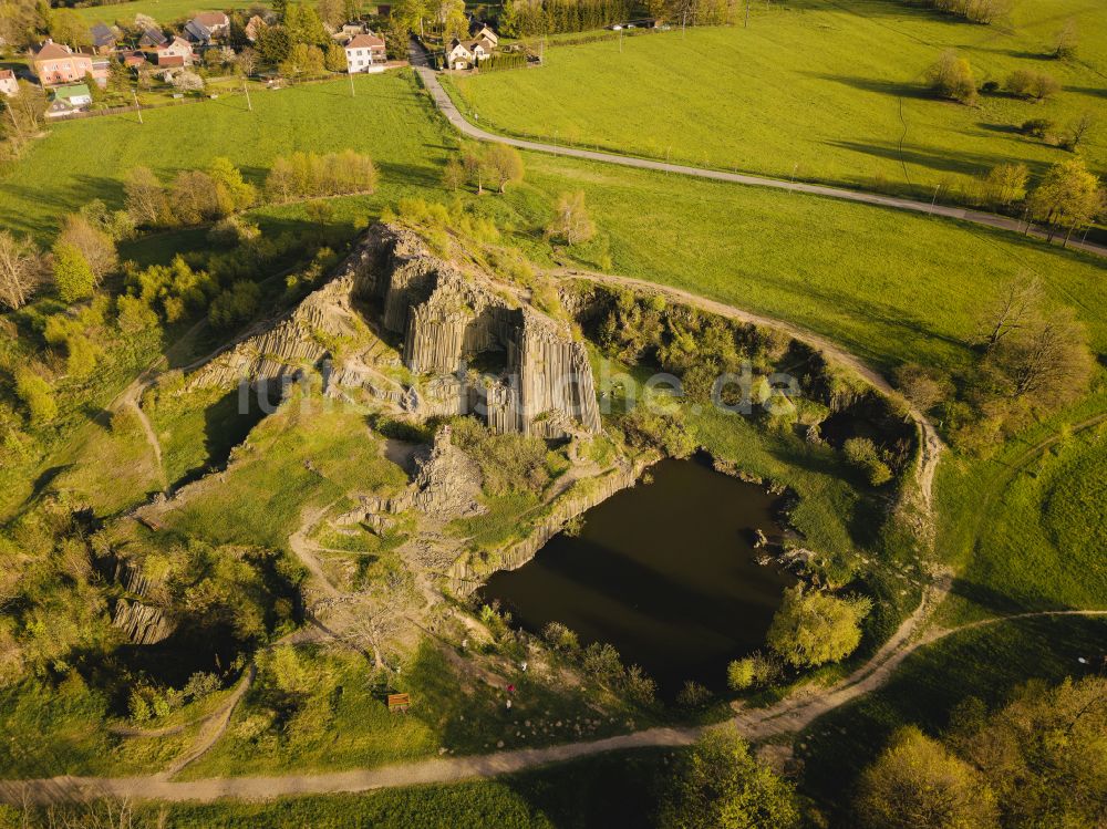 Luftbild Kamenicky Senov - Gesteinsformation Herrnhausfelsen oder Herrenhausfelsen in Kamenicky Senov in Liberecky kraj - Reichenberger Region, Tschechien