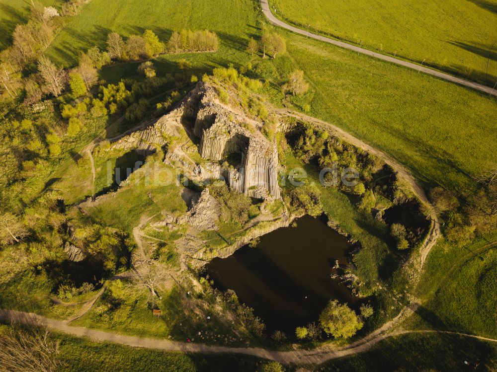 Luftaufnahme Kamenicky Senov - Gesteinsformation Herrnhausfelsen oder Herrenhausfelsen in Kamenicky Senov in Liberecky kraj - Reichenberger Region, Tschechien