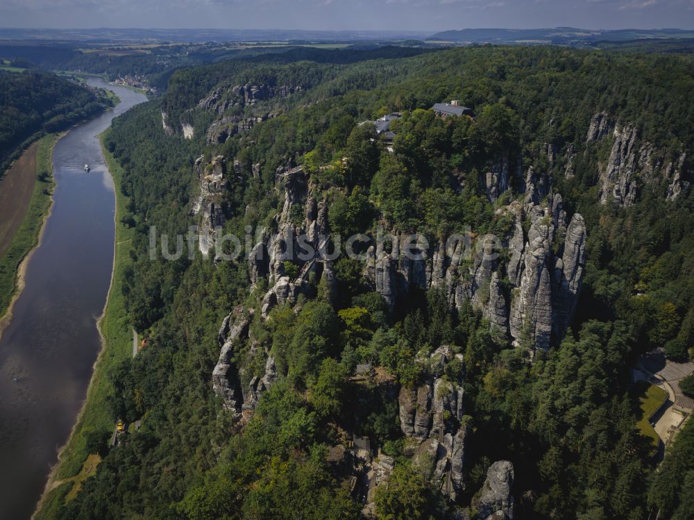 Luftaufnahme Rathen - Gesteinsformation und Sandsteinfelsen im Elbsandgebirge in Rathen im Bundesland Sachsen, Deutschland