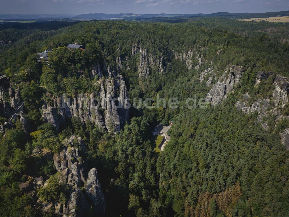 Rathen von oben - Gesteinsformation und Sandsteinfelsen im Elbsandgebirge in Rathen im Bundesland Sachsen, Deutschland