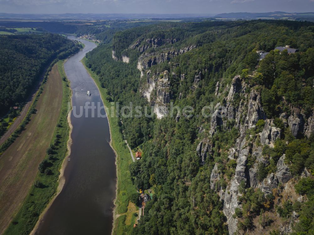 Rathen aus der Vogelperspektive: Gesteinsformation und Sandsteinfelsen im Elbsandgebirge in Rathen im Bundesland Sachsen, Deutschland