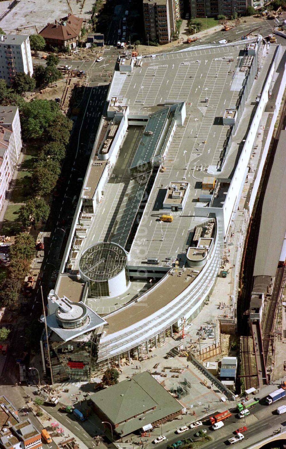 Berlin-Wedding von oben - Gesundbrunnencenter der ECE am S-Bahnhof Gesundbrunnen im Wedding 25.09.1997