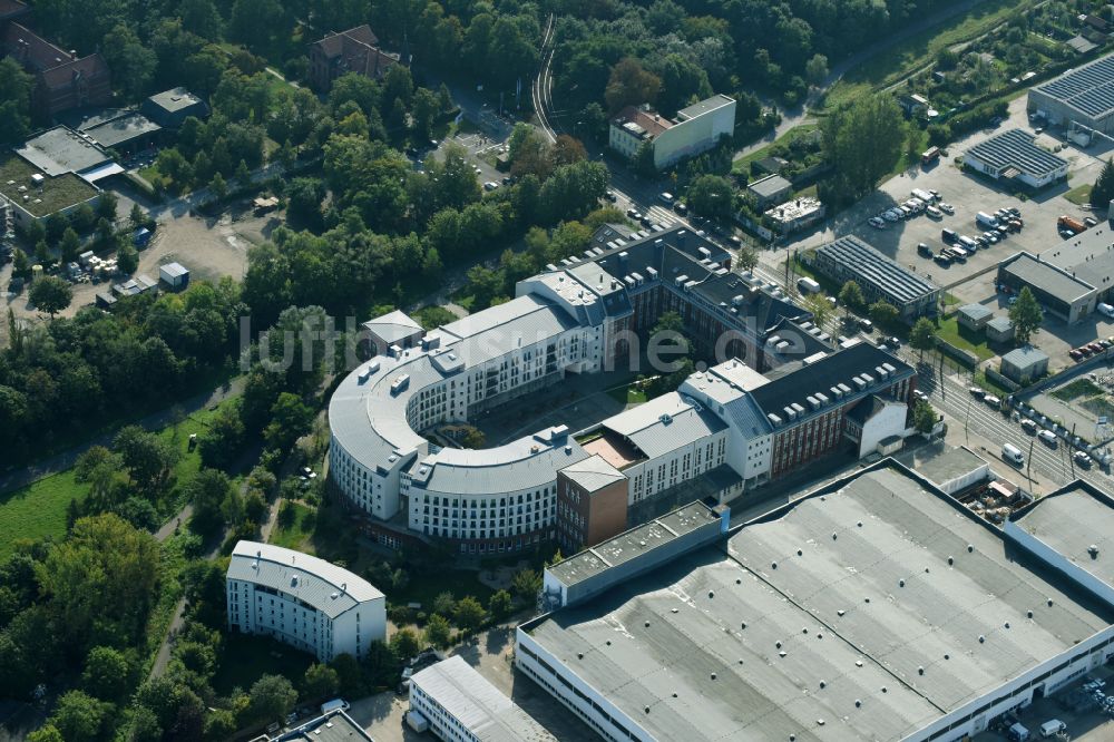 Berlin aus der Vogelperspektive: Gesundheitszentrum und Ärztehaus an der Herzbergstraße in Berlin Lichtenberg im Bundesland Berlin, Deutschland