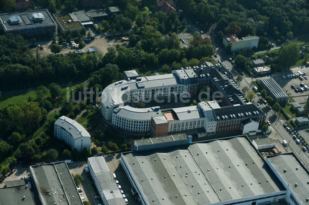 Luftaufnahme Berlin - Gesundheitszentrum und Ärztehaus an der Herzbergstraße in Berlin Lichtenberg im Bundesland Berlin, Deutschland