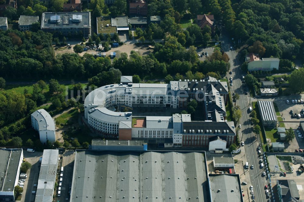 Berlin von oben - Gesundheitszentrum und Ärztehaus an der Herzbergstraße in Berlin Lichtenberg im Bundesland Berlin, Deutschland