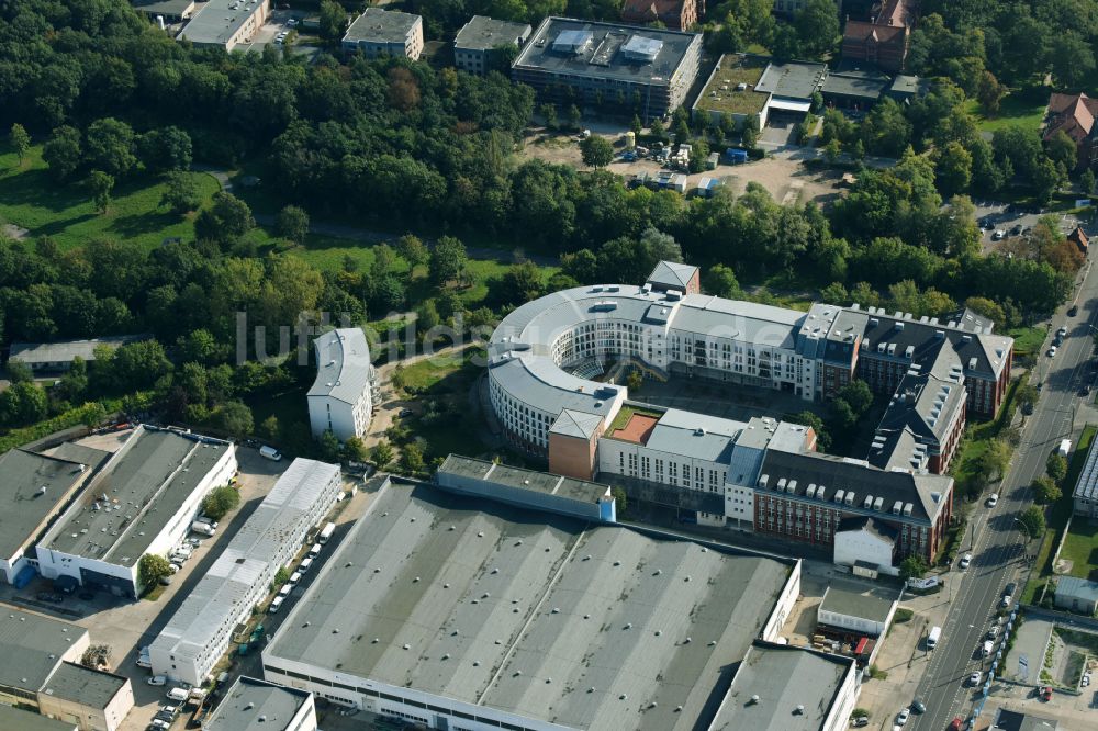 Berlin aus der Vogelperspektive: Gesundheitszentrum und Ärztehaus an der Herzbergstraße in Berlin Lichtenberg im Bundesland Berlin, Deutschland