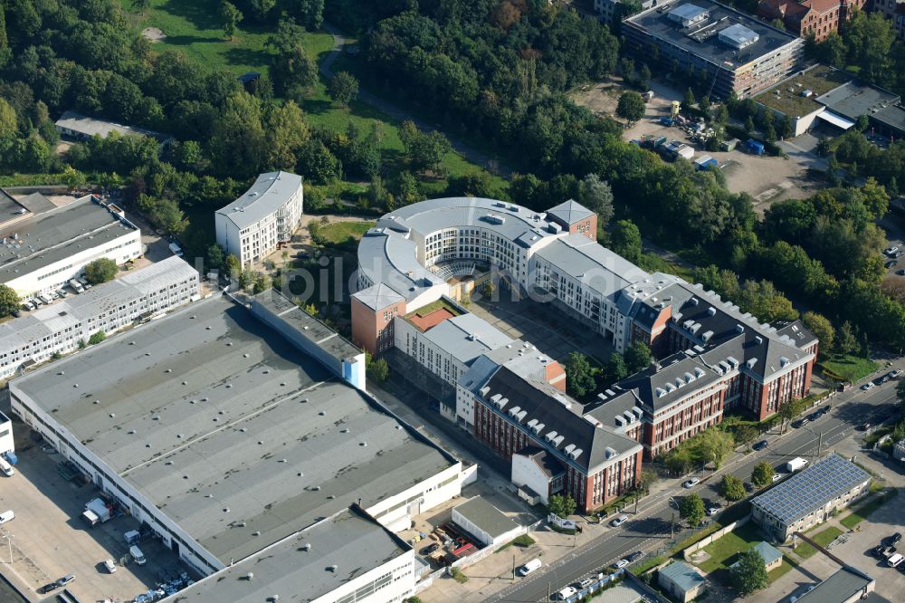 Luftbild Berlin - Gesundheitszentrum und Ärztehaus an der Herzbergstraße in Berlin Lichtenberg im Bundesland Berlin, Deutschland