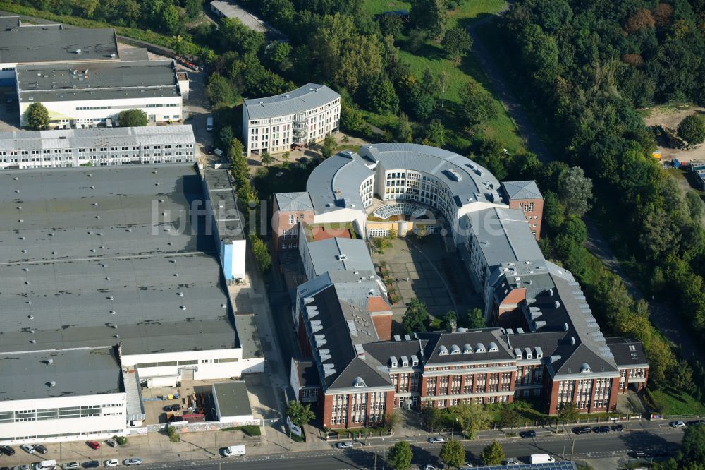 Luftaufnahme Berlin - Gesundheitszentrum und Ärztehaus an der Herzbergstraße in Berlin Lichtenberg im Bundesland Berlin, Deutschland