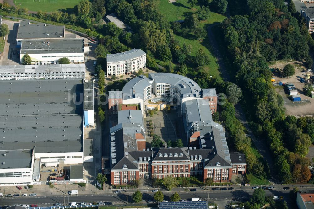 Berlin von oben - Gesundheitszentrum und Ärztehaus an der Herzbergstraße in Berlin Lichtenberg im Bundesland Berlin, Deutschland