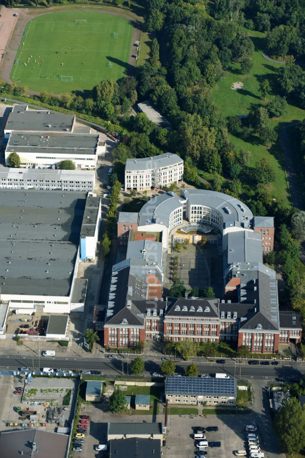 Berlin aus der Vogelperspektive: Gesundheitszentrum und Ärztehaus an der Herzbergstraße in Berlin Lichtenberg im Bundesland Berlin, Deutschland