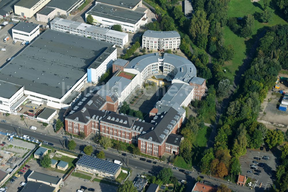 Luftaufnahme Berlin - Gesundheitszentrum und Ärztehaus an der Herzbergstraße in Berlin Lichtenberg im Bundesland Berlin, Deutschland