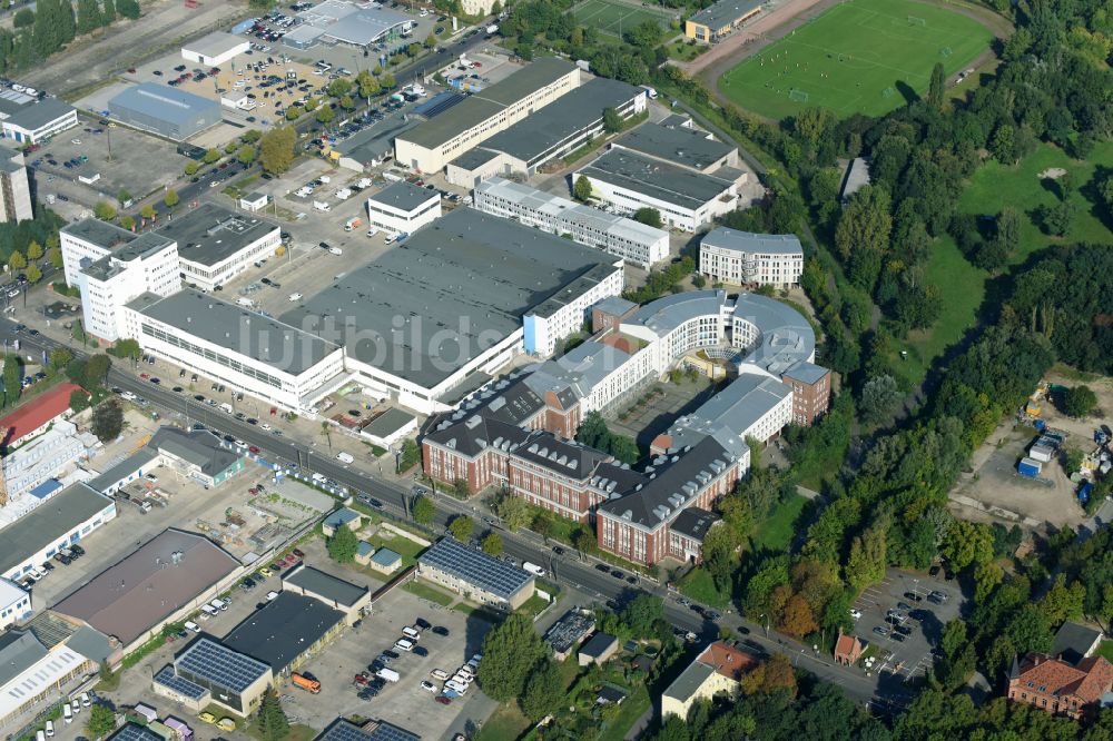 Berlin von oben - Gesundheitszentrum und Ärztehaus an der Herzbergstraße in Berlin Lichtenberg im Bundesland Berlin, Deutschland