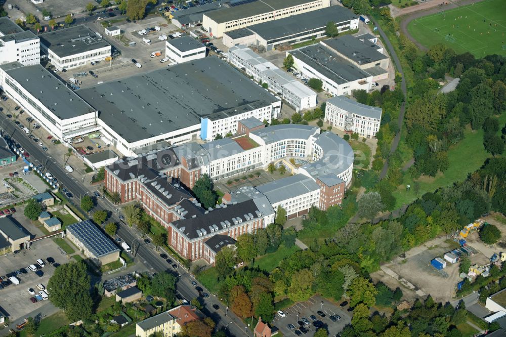 Berlin aus der Vogelperspektive: Gesundheitszentrum und Ärztehaus an der Herzbergstraße in Berlin Lichtenberg im Bundesland Berlin, Deutschland