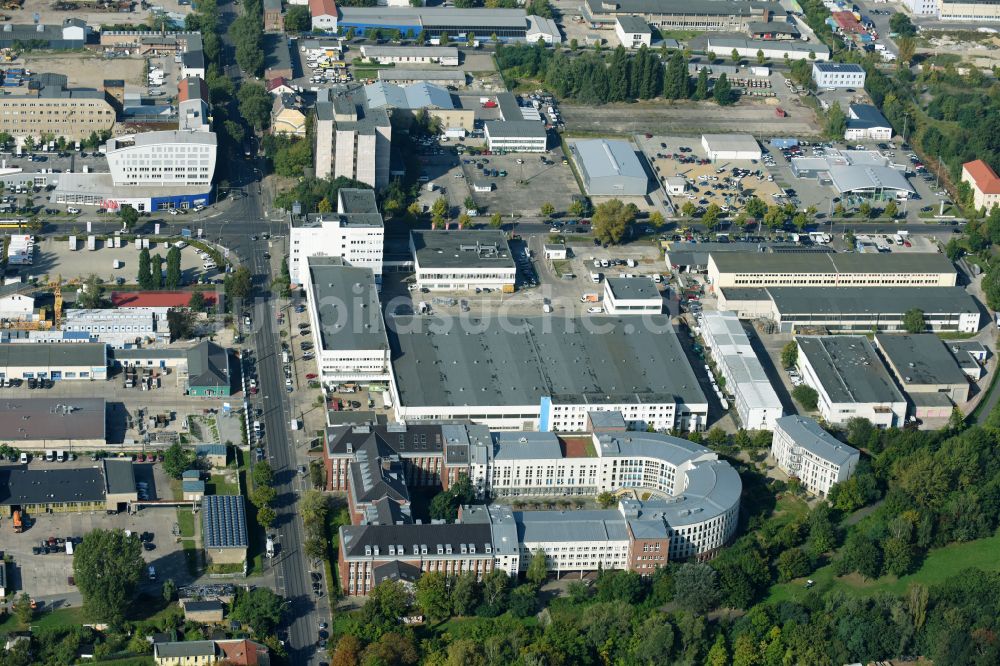 Luftaufnahme Berlin - Gesundheitszentrum und Ärztehaus an der Herzbergstraße in Berlin Lichtenberg im Bundesland Berlin, Deutschland