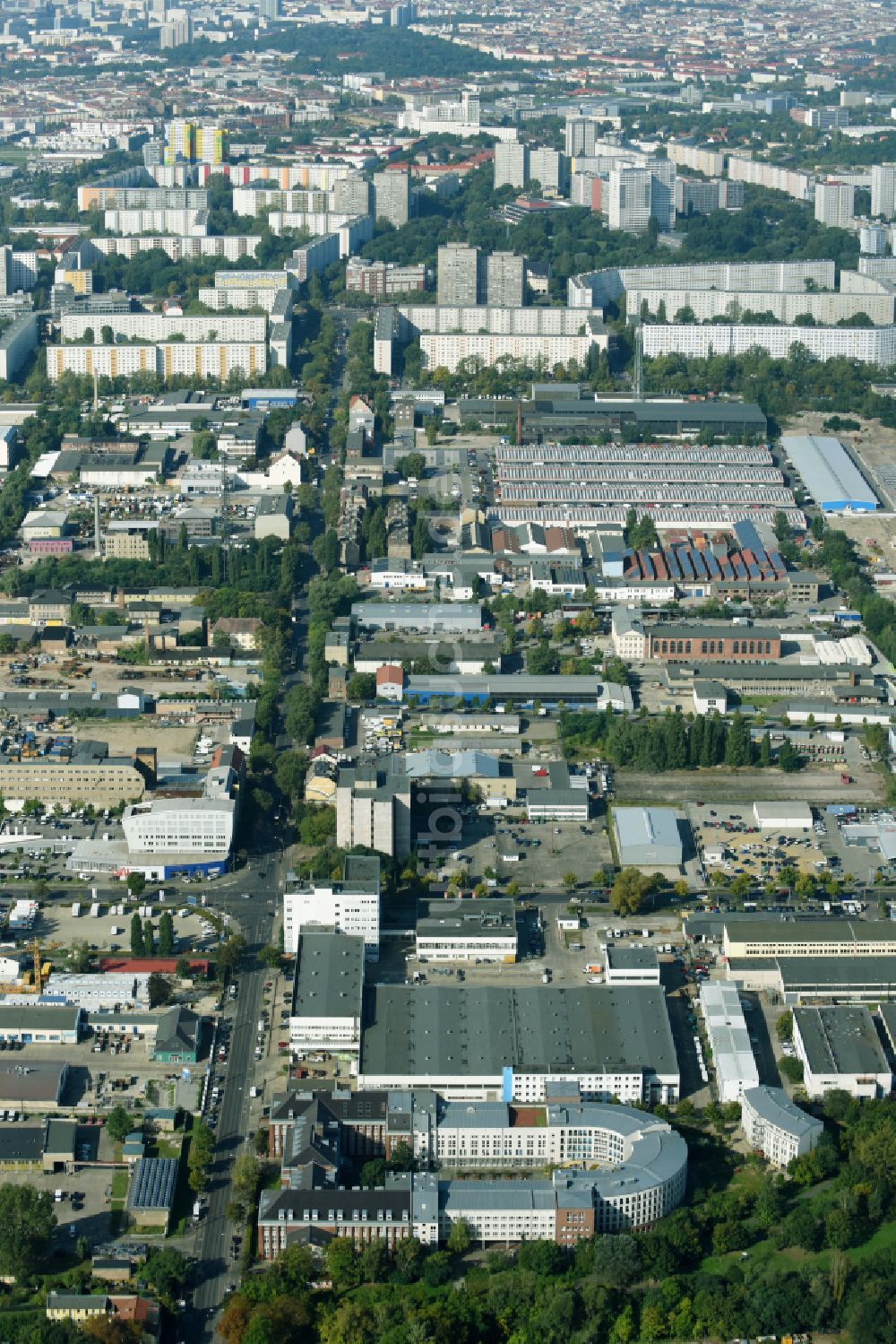 Berlin von oben - Gesundheitszentrum und Ärztehaus an der Herzbergstraße in Berlin Lichtenberg im Bundesland Berlin, Deutschland