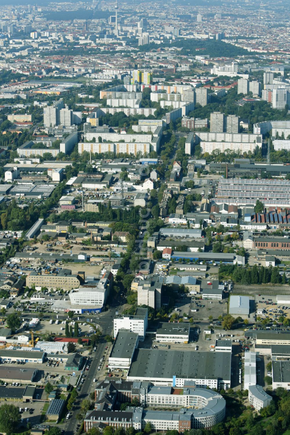 Berlin aus der Vogelperspektive: Gesundheitszentrum und Ärztehaus an der Herzbergstraße in Berlin Lichtenberg im Bundesland Berlin, Deutschland