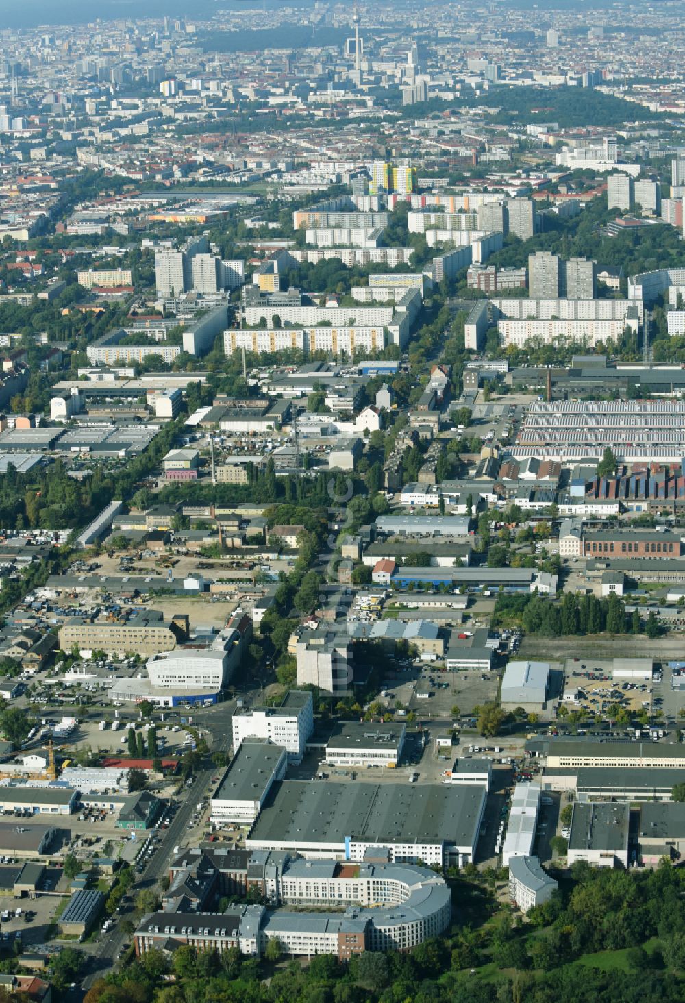 Luftbild Berlin - Gesundheitszentrum und Ärztehaus an der Herzbergstraße in Berlin Lichtenberg im Bundesland Berlin, Deutschland