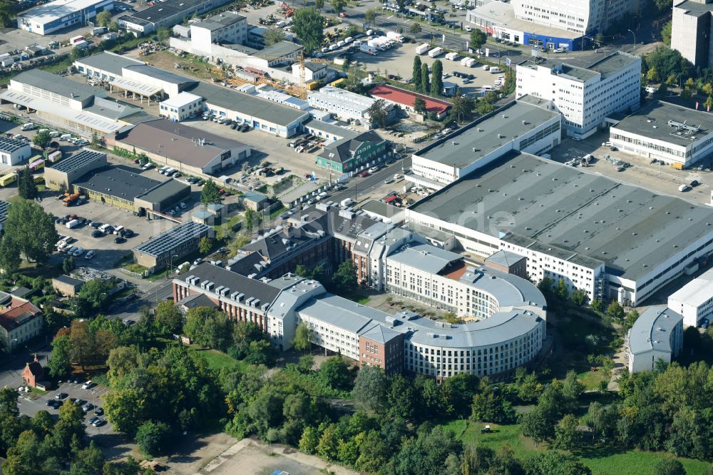 Luftaufnahme Berlin - Gesundheitszentrum und Ärztehaus an der Herzbergstraße in Berlin Lichtenberg im Bundesland Berlin, Deutschland