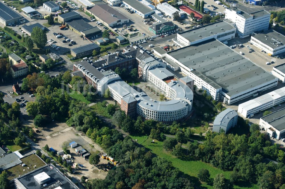 Berlin aus der Vogelperspektive: Gesundheitszentrum und Ärztehaus an der Herzbergstraße in Berlin Lichtenberg im Bundesland Berlin, Deutschland